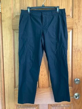 Women’s size 8 Kirkland Signature black travel pants with pockets